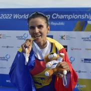 Ionela Cozmiuc încercând medalia de aur de la CM 2022 FOTO Cristi Preda