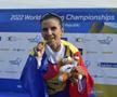 Ionela Cozmiuc încercând medalia de aur de la CM 2022 FOTO Cristi Preda