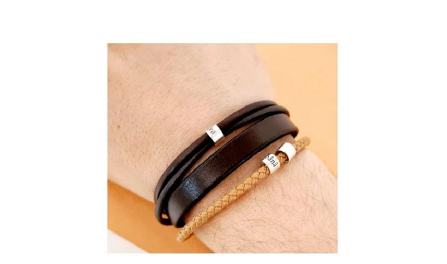 Bratara Cool - Model barbatesc cu piele maro - Cilindri cu gravura personalizata din Argint 925 - Inchizatoare neagra inox - Chic Bijoux Alegerea brățărilor potrivite pentru bărbați la un eveniment elegant