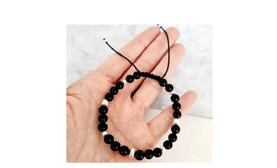 Bratara Puterea protectiei - Pietre Onix - Bilute din Argint 925 - Snur negru rezistent si reglabil - Chic Bijoux Alegerea brățărilor potrivite pentru bărbați la un eveniment elegant