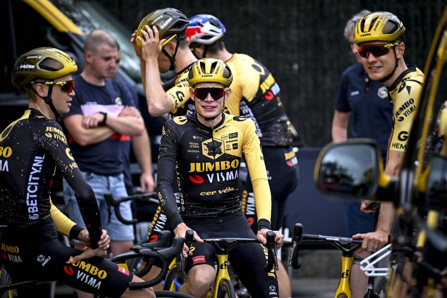 Jonas Vingegaard între coechipierii de la Jumbo-Vista, foto: Imago Începe Turul Franței 2023! Reușește Mark Cavendish imposibilul? Cum arată traseul și marea luptă: Tadej Pogacar vs. Jonas Vingegaard