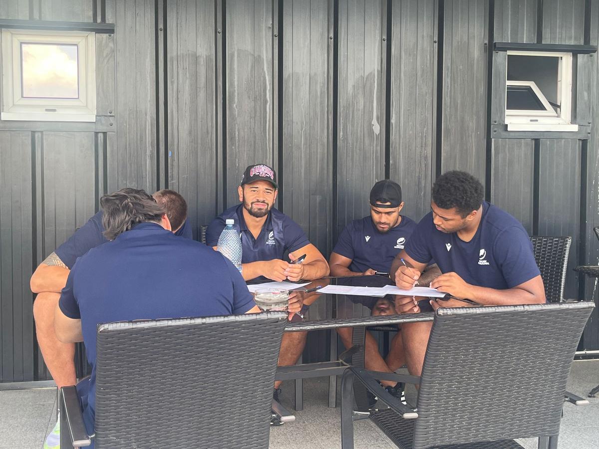 Au dat balonul de rugby pe viteză! În plină pregătire pentru Mondial, „stejarii” s-au întrecut azi la karting: „Ce încet merg” / „Nu au putere astea, suntem prea grei”