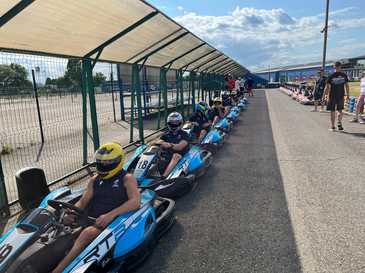 Au dat balonul de rugby pe viteză! În plină pregătire pentru Mondial, „stejarii” s-au întrecut azi la karting: „Ce încet merg” / „Nu au putere astea, suntem prea grei”
