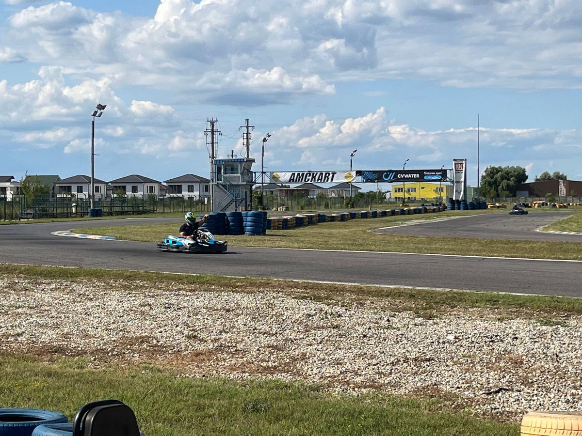 Au dat balonul de rugby pe viteză! În plină pregătire pentru Mondial, „stejarii” s-au întrecut azi la karting: „Ce încet merg” / „Nu au putere astea, suntem prea grei”