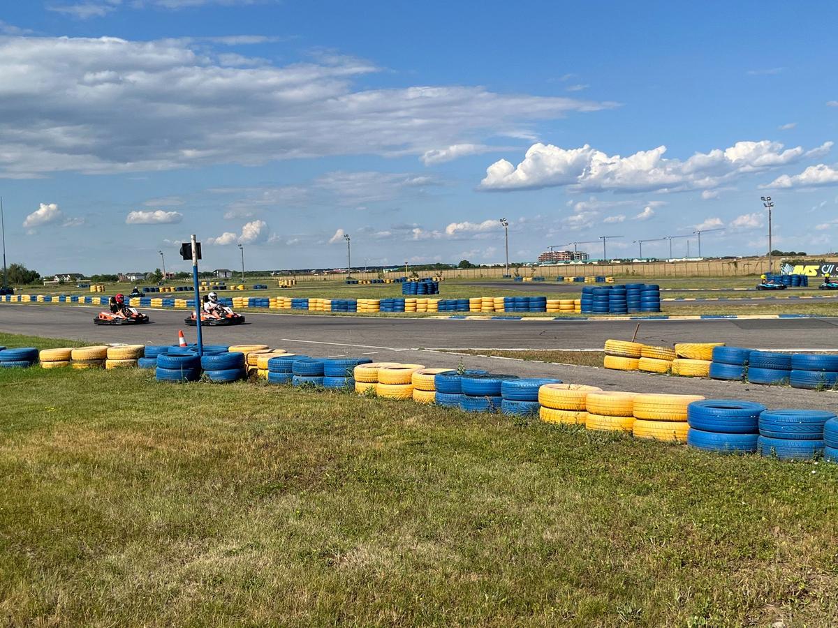 Au dat balonul de rugby pe viteză! În plină pregătire pentru Mondial, „stejarii” s-au întrecut azi la karting: „Ce încet merg” / „Nu au putere astea, suntem prea grei”
