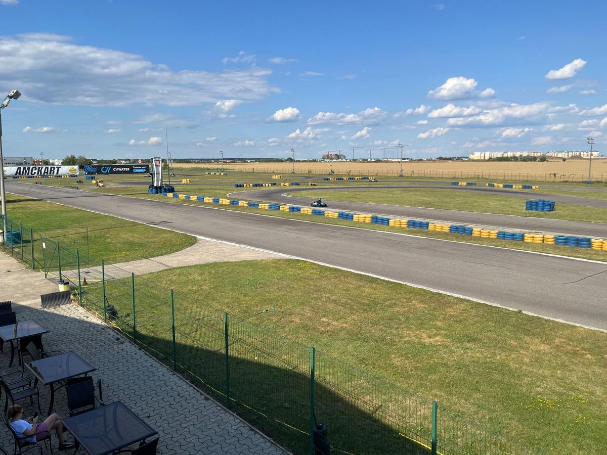 Au dat balonul de rugby pe viteză! În plină pregătire pentru Mondial, „stejarii” s-au întrecut azi la karting: „Ce încet merg” / „Nu au putere astea, suntem prea grei”