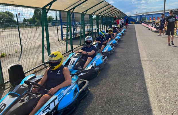 Au dat balonul de rugby pe viteză! În plină pregătire pentru Mondial, „stejarii” s-au întrecut azi la karting: „Ce încet merg” / „Nu au putere astea, suntem prea grei”