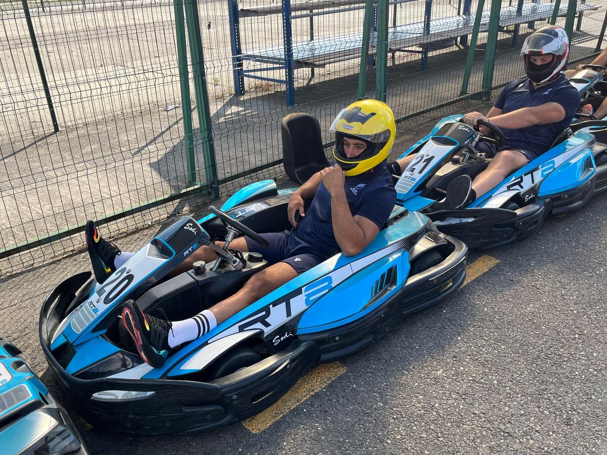 Au dat balonul de rugby pe viteză! În plină pregătire pentru Mondial, „stejarii” s-au întrecut azi la karting: „Ce încet merg” / „Nu au putere astea, suntem prea grei”