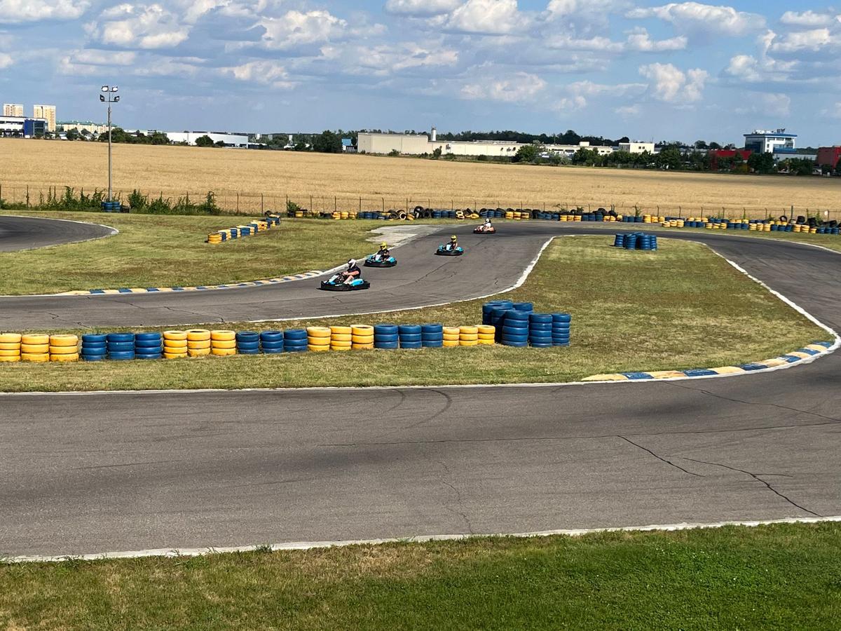 Au dat balonul de rugby pe viteză! În plină pregătire pentru Mondial, „stejarii” s-au întrecut azi la karting: „Ce încet merg” / „Nu au putere astea, suntem prea grei”