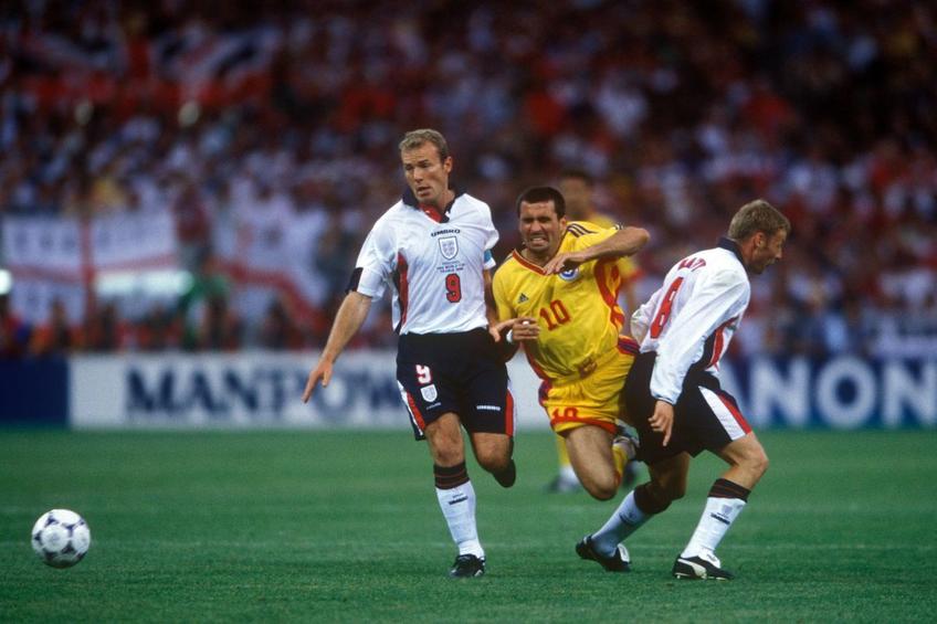 Alan Shearer, în duel cu Gică Hagi la CM din 1998. Sursă foto: Imago