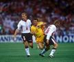 Alan Shearer, în duel cu Gică Hagi la CM din 1998. Sursă foto: Imago