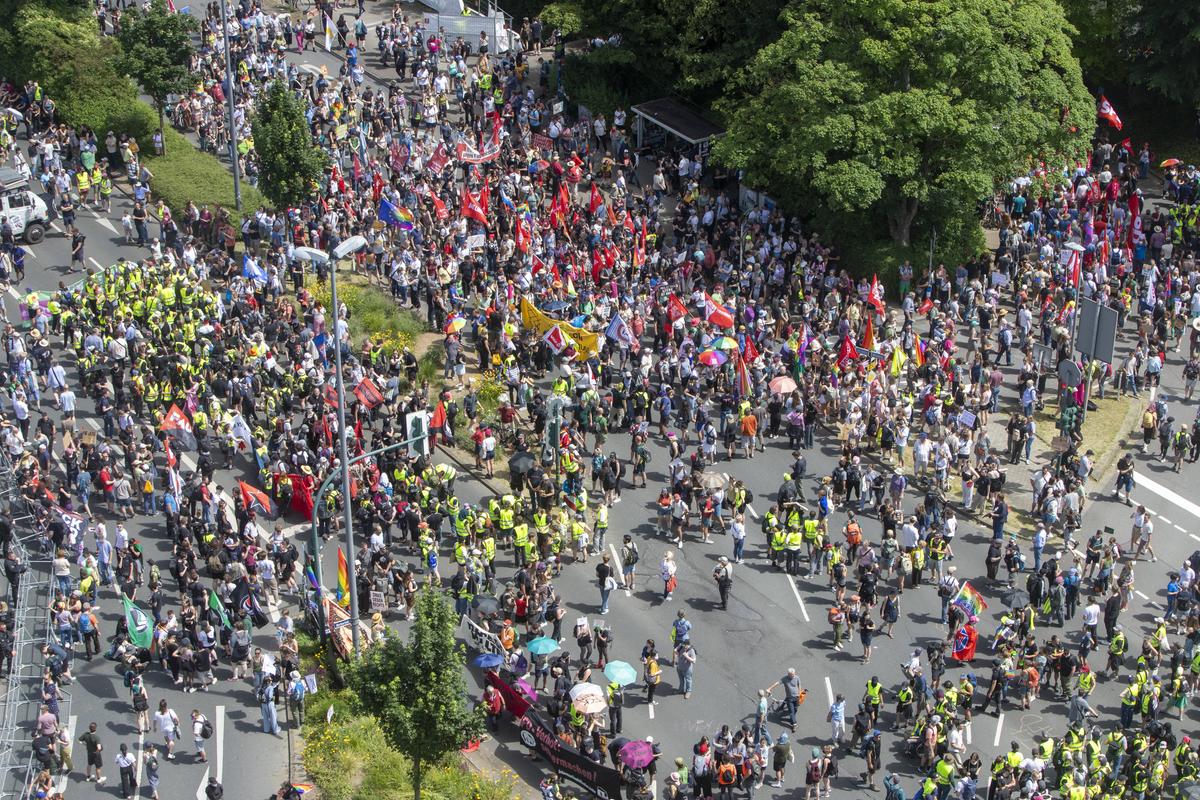 100.000 de protestatari au paralizat Germania în plin EURO 2024! Poliţiştii au folosit spray-uri cu piper şi bastoane de cauciuc