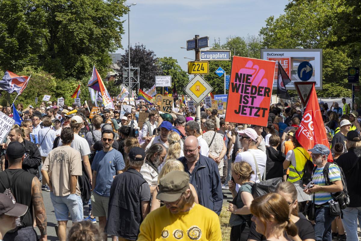 100.000 de protestatari au paralizat Germania în plin EURO 2024! Poliţiştii au folosit spray-uri cu piper şi bastoane de cauciuc