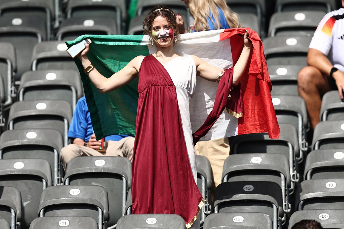 Cine a câștigat meciul din tribune la Elveția - Italia? Concurs de frumusețe și culoare la Euro 2024