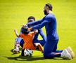 Memphis Depay, jucându-se cu băiatul lui Steven Bergwijn / Foto: Imago