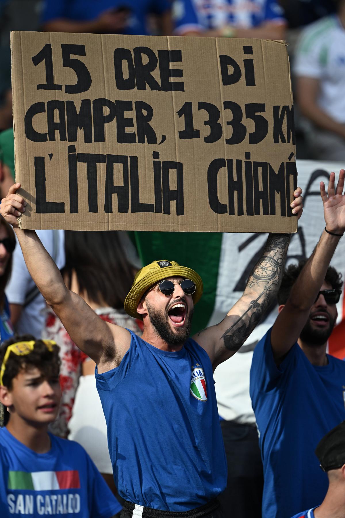 Explozie de frumusețe și culoare în tribune la Elveția - Italia