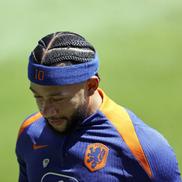 Memphis Depay, cu bentiță albastră cu 10 pe frunte, la antrenamentele de dinaintea startului Euro 2024 / Foto: Imago