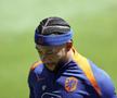 Memphis Depay, cu bentiță albastră cu 10 pe frunte, la antrenamentele de dinaintea startului Euro 2024 / Foto: Imago