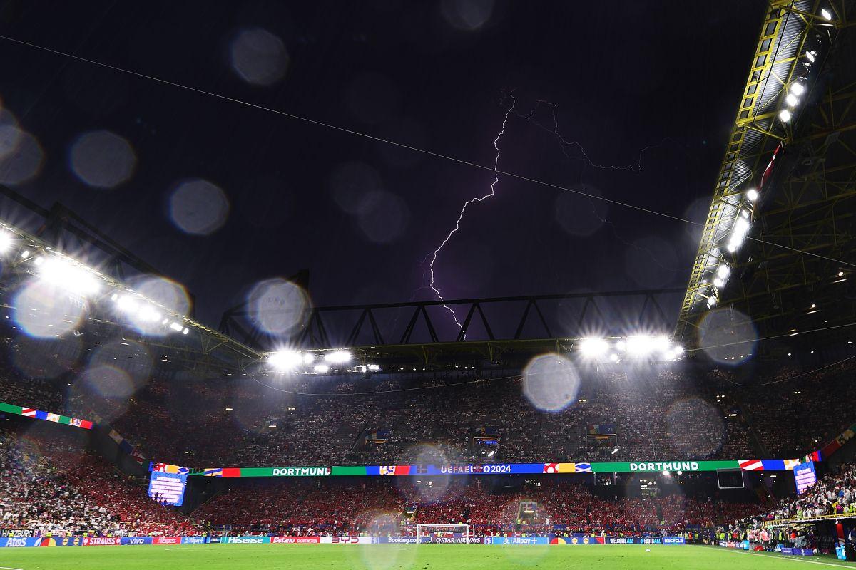 Meciul Germania - Danemarca, întrerupt timp de 25 de minute » Ploaie torențială și fulgere înspăimântătoare la Dortmund