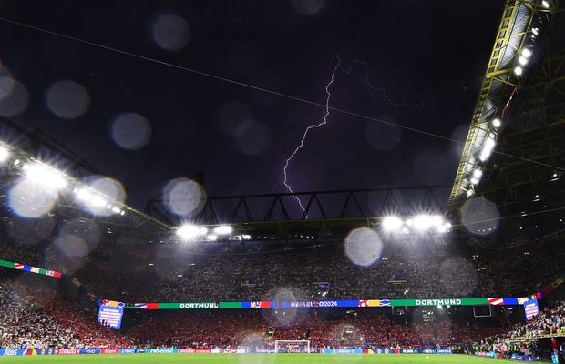 Meciul Germania - Danemarca, întrerupt timp de 25 de minute » Ploaie torențială și fulgere înspăimântătoare la Dortmund