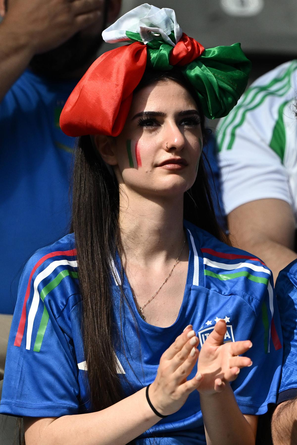 Cine a câștigat meciul din tribune la Elveția - Italia? Concurs de frumusețe și culoare la Euro 2024