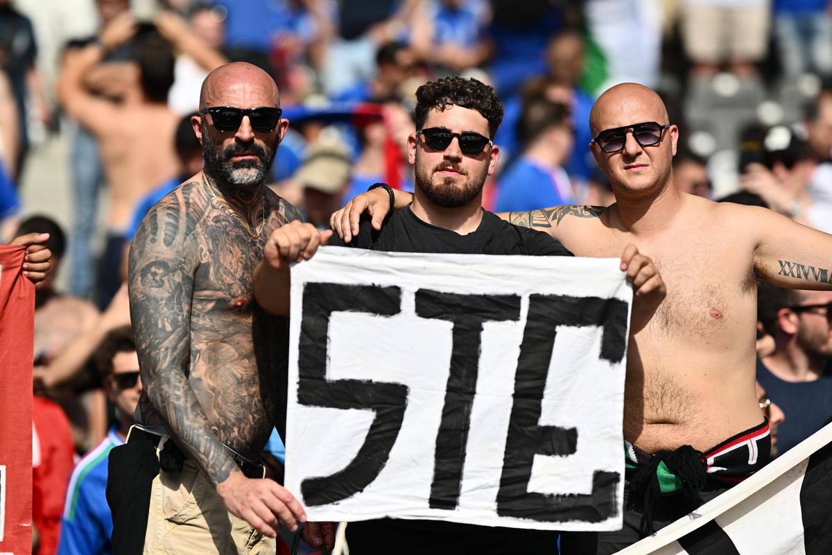 Cine a câștigat meciul din tribune la Elveția - Italia? Concurs de frumusețe și culoare la Euro 2024