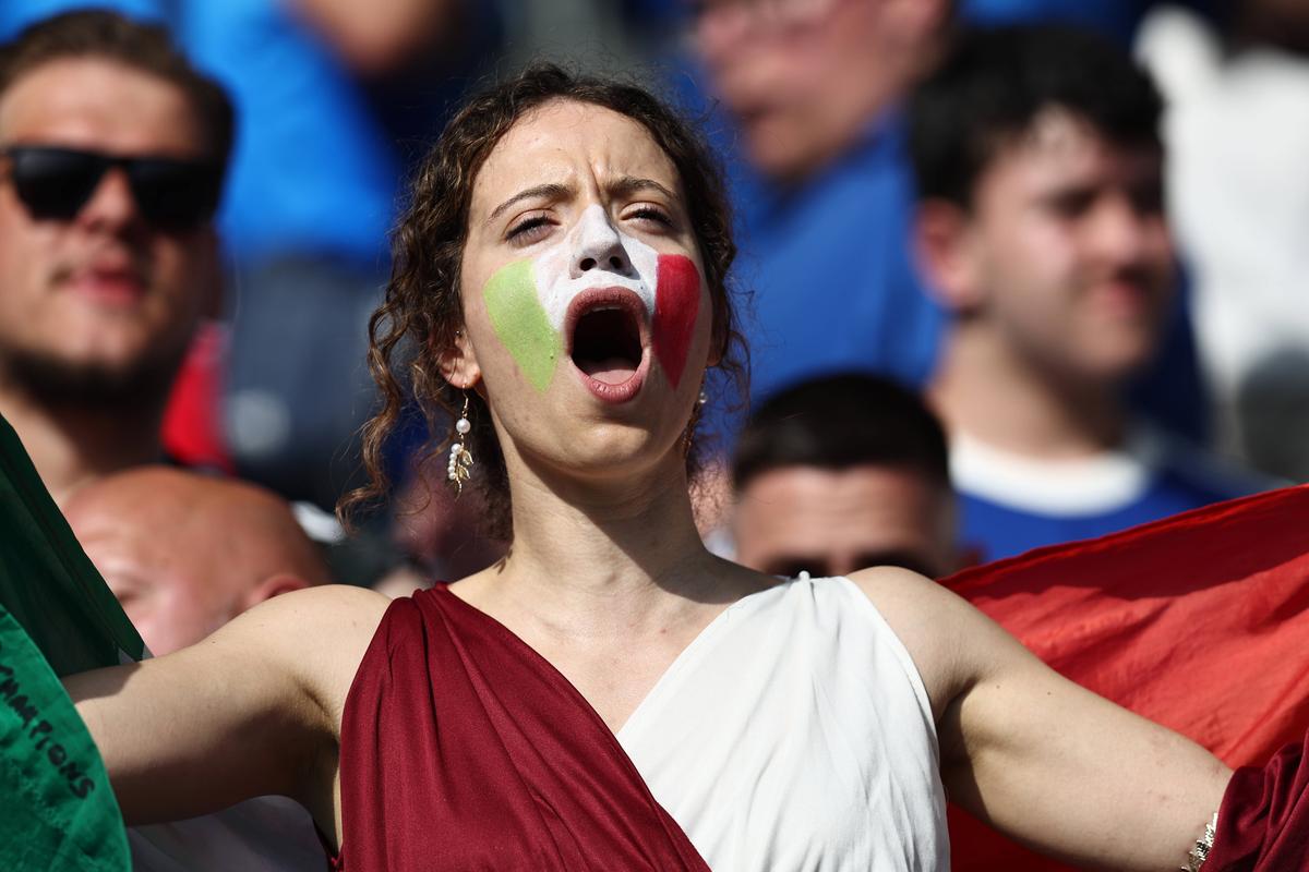 Explozie de frumusețe și culoare în tribune la Elveția - Italia