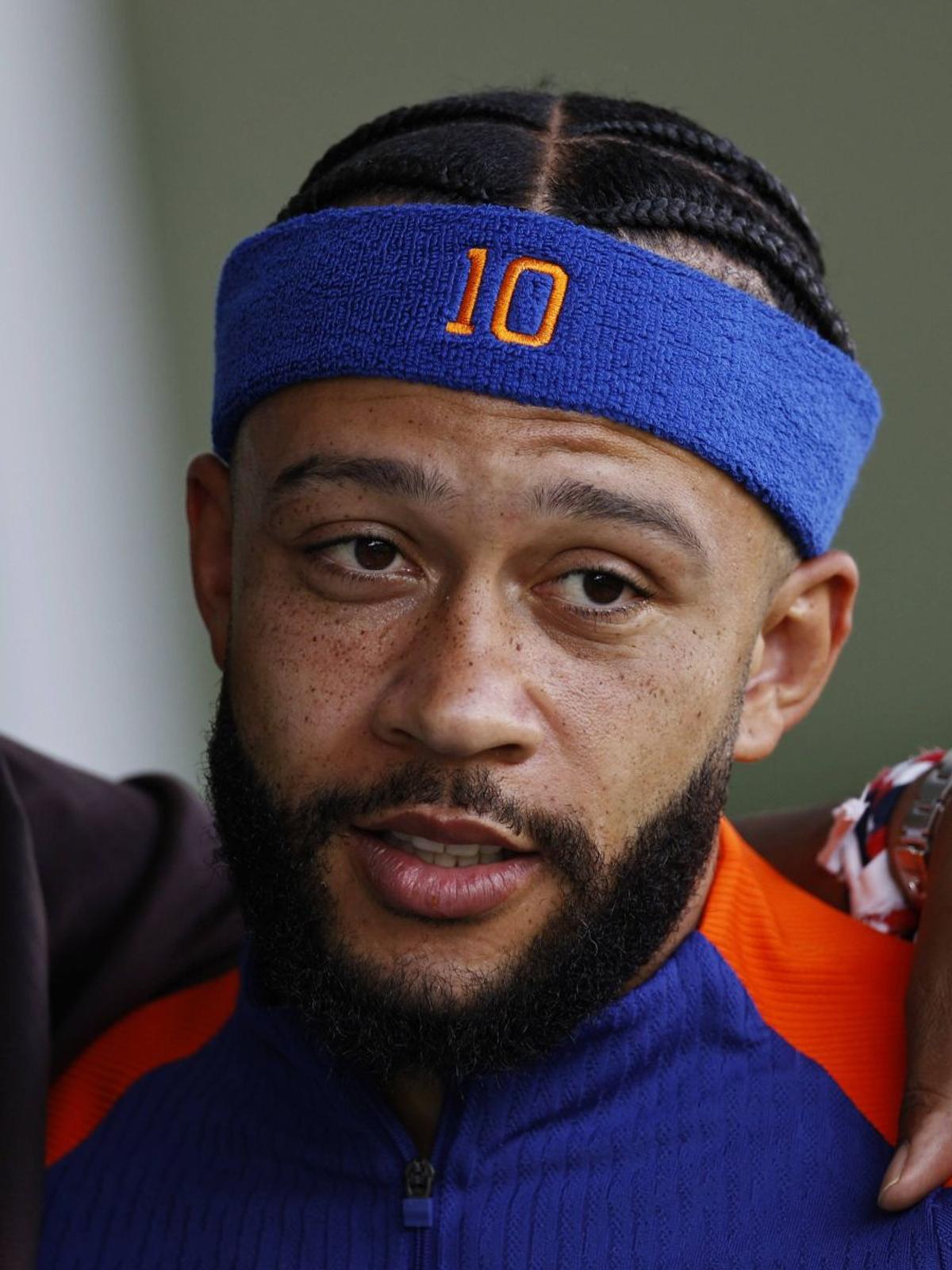 Memphis Depay și-a schimbat lookul și culoarea bentiței pentru meciul cu România