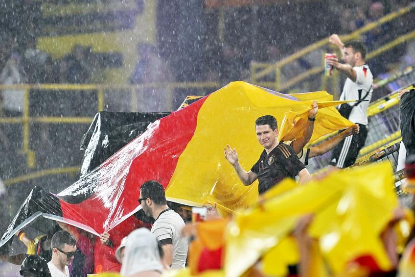 O ploaie torențială a început la Dortmund în prima repriză din Germania - Danemarca // foto: Cristi Preda (GSP)