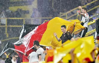 „Baie” în ploaie, încălzire după răcire + Ce a făcut Neuer chiar înainte de start » 9 detalii de pe stadion de la Germania - Danemarca