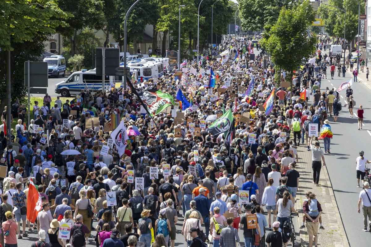 100.000 de protestatari au paralizat Germania în plin EURO 2024! Poliţiştii au folosit spray-uri cu piper şi bastoane de cauciuc