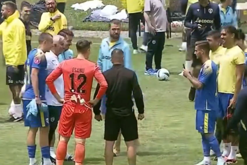 Jucătorii celor de la Petrolul se pozează cu Jose Mourinho