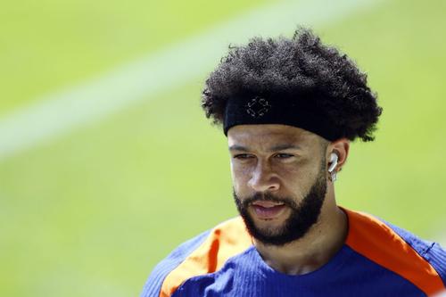 Memphis Depay are un simbol misterios pe noua bentiță neagră / Foto: Imago