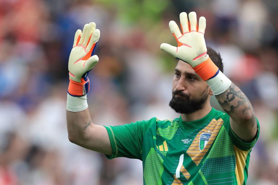 Gianluigi Donnarumma a fost cel care a tras de colegi să meargă pentru a cere scuze fanilor / Foto: Imago Campioana repetenților! Șapte note de 4 și patru de 4,5 la italieni! Donnarumma, singur contra tuturor!