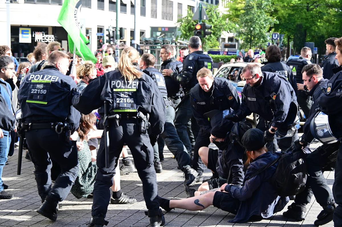 100.000 de protestatari au paralizat Germania în plin EURO 2024! Poliţiştii au folosit spray-uri cu piper şi bastoane de cauciuc