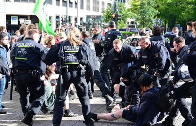 100.000 de protestatari au paralizat Germania în plin EURO 2024! Poliţiştii au folosit spray-uri cu piper şi bastoane de cauciuc