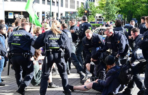 100.000 de protestatari au paralizat Germania în plin EURO 2024! Poliţiştii au folosit spray-uri cu piper şi bastoane de cauciuc