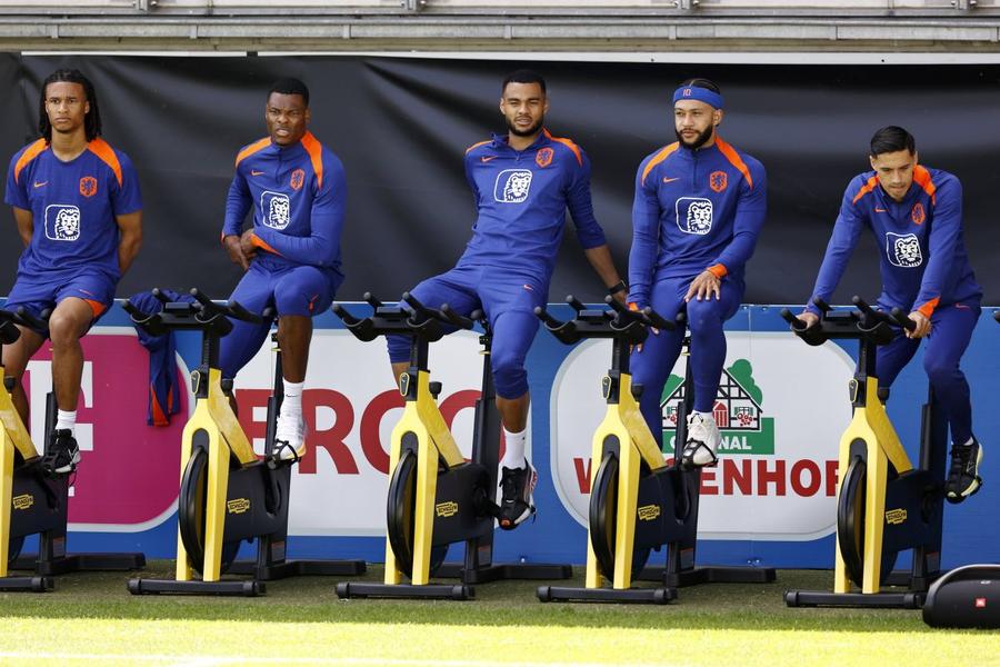Memphis Depay, pe bicicletă la antrenament, cu bentița albastră / Foto: Imago Lovitură pentru Memphis Depay! A rămas fără echipă, chiar înainte de meciul cu România