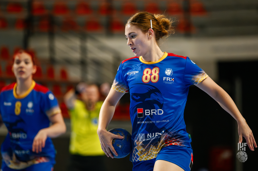 Lavinia Florea (88) și Maria Mezei (8) în meciul cu Muntenegru de la CM de tineret 2024 Foto: IHF