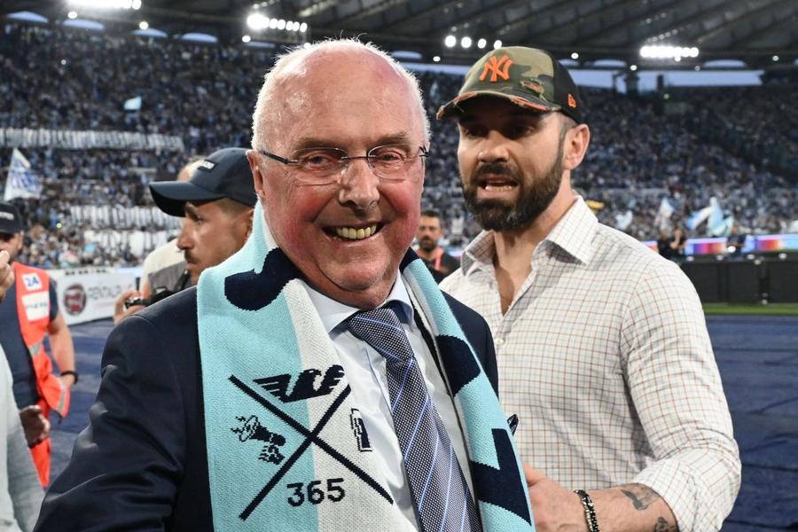 Sven-Goran Eriksson, la ultima etapă din Serie A, acum o lună, Lazio - Sassuolo 1-1. La finalul meciului de pe `Olimpico”, a fost ovaționat de fani și a primit un fular al echipei căreia i-a adus ultimul scudetto în 2000 / Foto: Imago Sven-Goran Eriksson s-a împăcat cu soarta: „Doctorii nu știu câte zile mai am de trăit” » De ce spune: „Sunt norocos însă, în tot răul există și un aspect pozitiv”