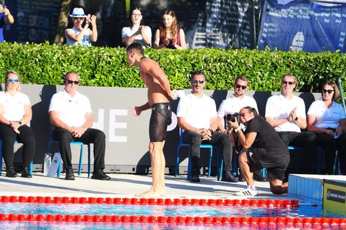 David Popovici, plecăciuni în fața publicului după finala la 100 m liber/Foto: Roxana Fleșeru (GSP)