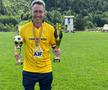 Roberto Ayza, premiat de AJF Argeș după ce echipa din Lerești s-a clasat pe primul loc la finalul sezonului / Sursă foto: Facebook