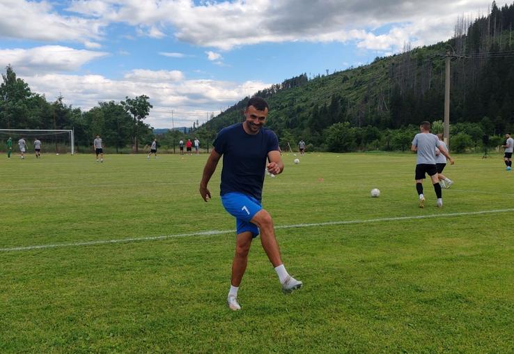 Simon Măzărache înainte de meciul care a adus promovarea formației din Lerești / Sursă foto: Facebook@ Muscel TV Câmpulung