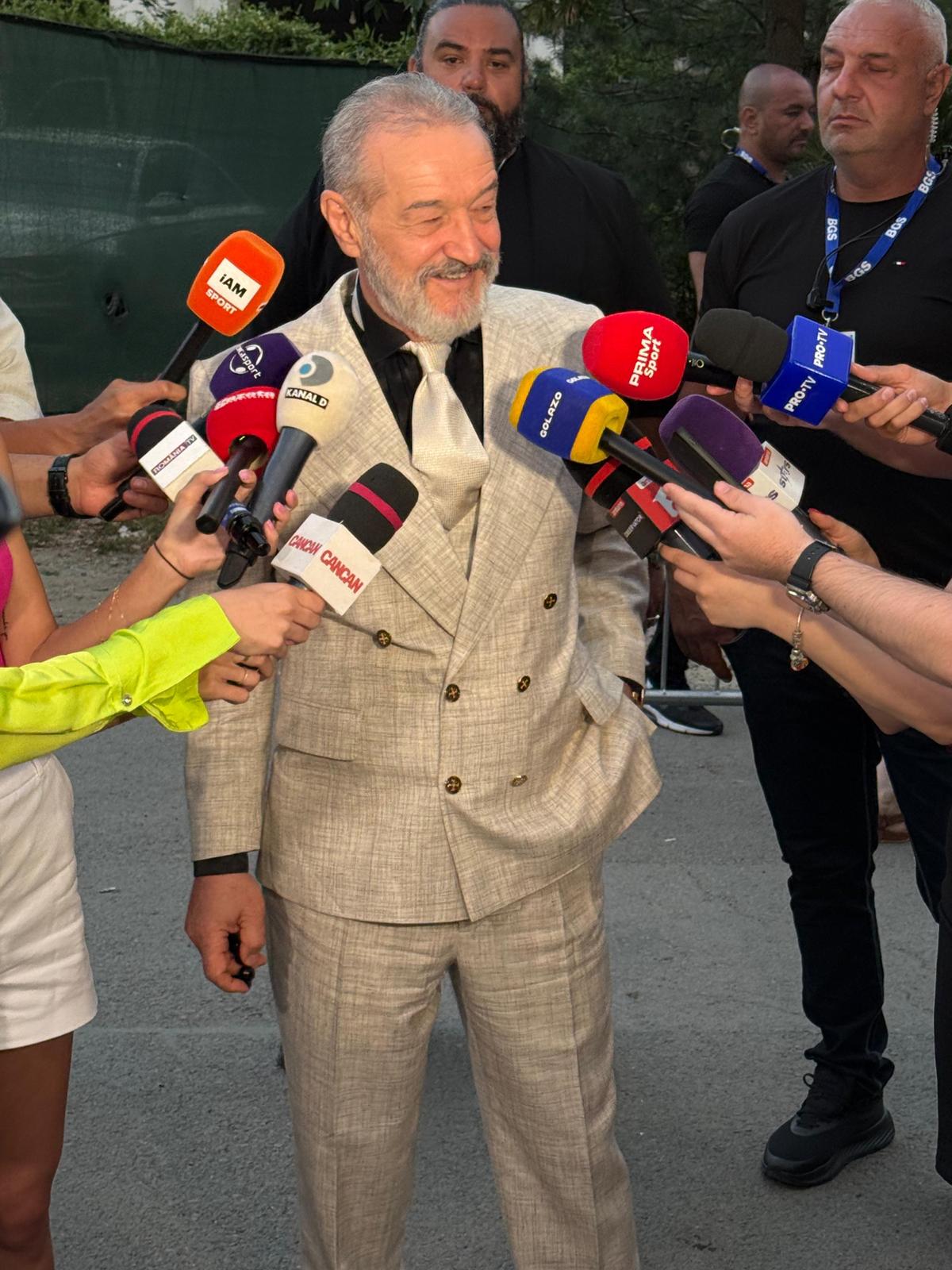 Cum a apărut Gigi Becali la nunta cuplului Kira Hagi - Thomas Ferfelis: „Am inima nebună, îmi vine să dansez!”