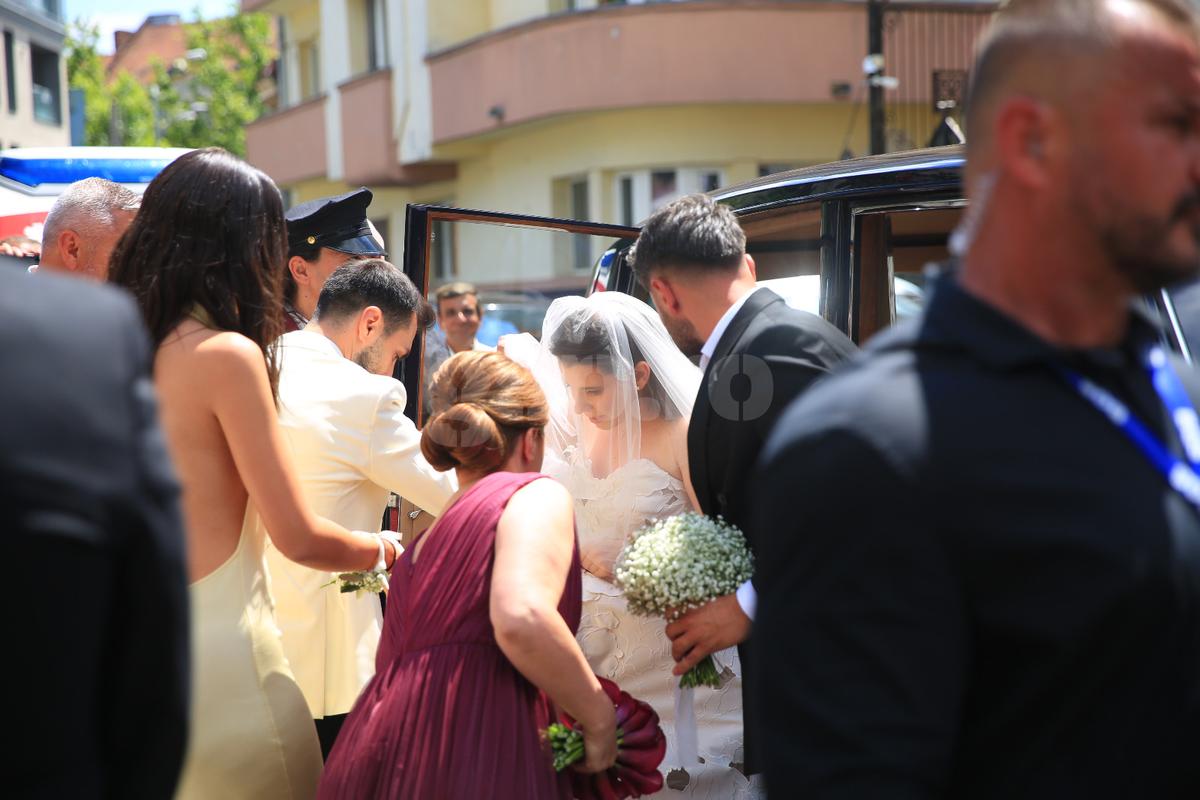 Doar 18 în toată lumea! Cu ce mașină au ajuns Kira Hagi și Thomas Ferfelis la nuntă » Surpriză din partea lui Ion Țiriac