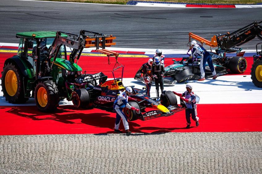 Momentul coliziunii dintre Kimi Antonelli și Max Verstappen. Foto: Imago