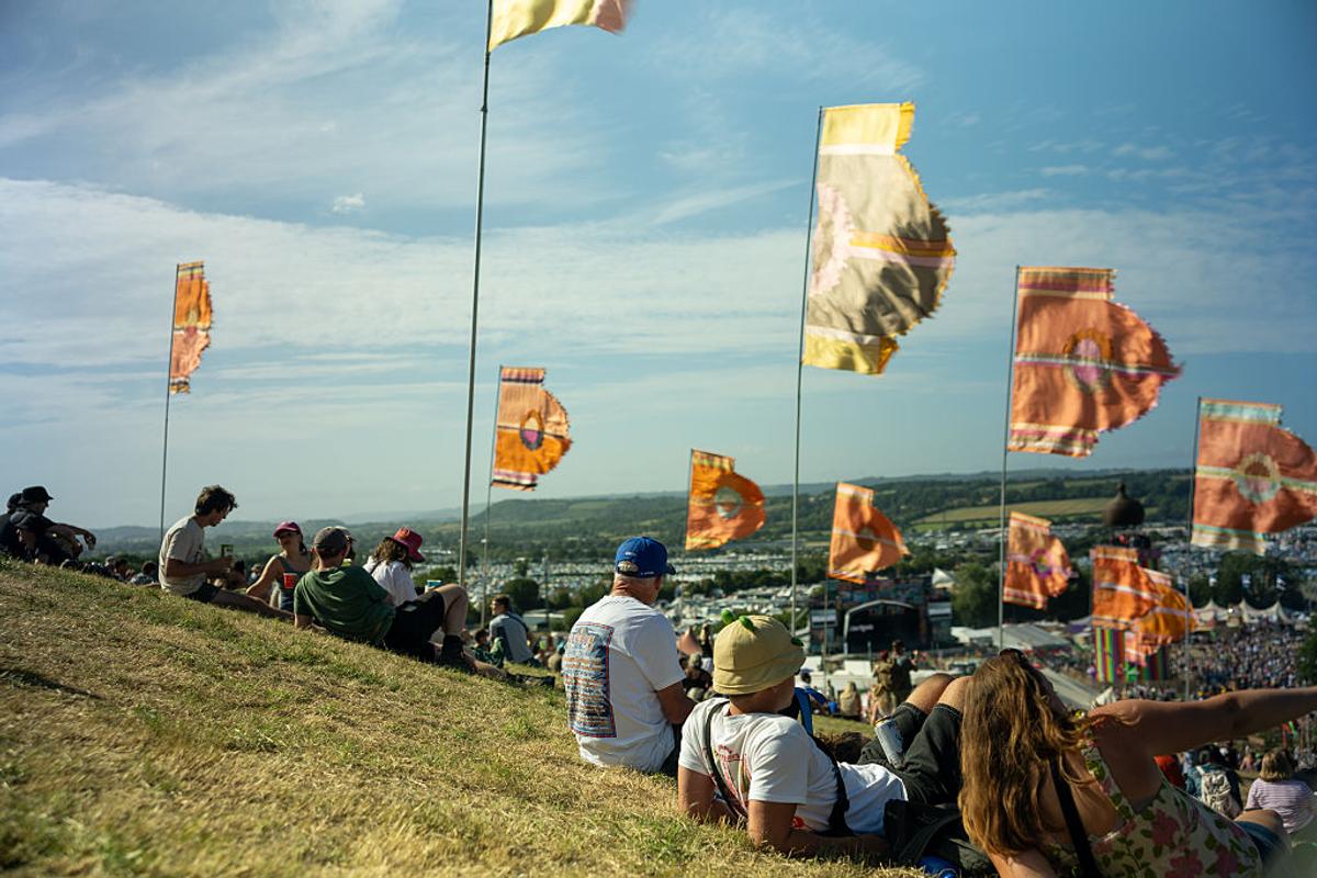 Glastonbury, festivalul favorit al lui Jamie Carragher, plin de controverse în 2025 » Peste 200.000 de participanți: sute de steaguri ale Palestinei, femei în costume provocatoare și un mesaj scandalos