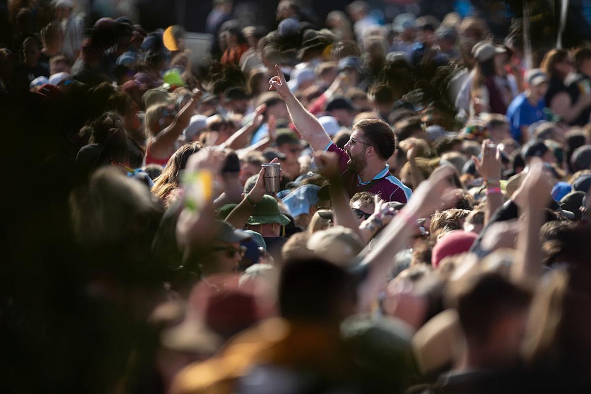 Glastonbury, festivalul favorit al lui Jamie Carragher, plin de controverse în 2025 » Peste 200.000 de participanți: sute de steaguri ale Palestinei, femei în costume provocatoare și un mesaj scandalos