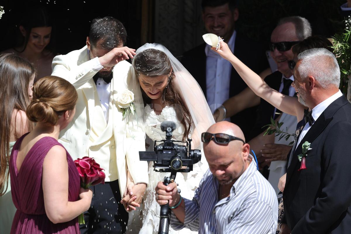 Kira Hagi și Thomas Ferfelis s-au căsătorit religios » În ce mașină au venit la eveniment: imagini tari cu Ianis și verișoara Maria