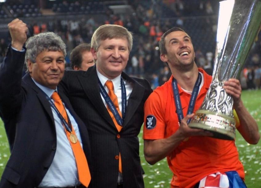 Cei trei oameni influenți de la Șahtior în 2009, când echipa a cucerit Cupa UEFA: Darijo Srna, Rinat Akhmetov și Mircea Lucescu